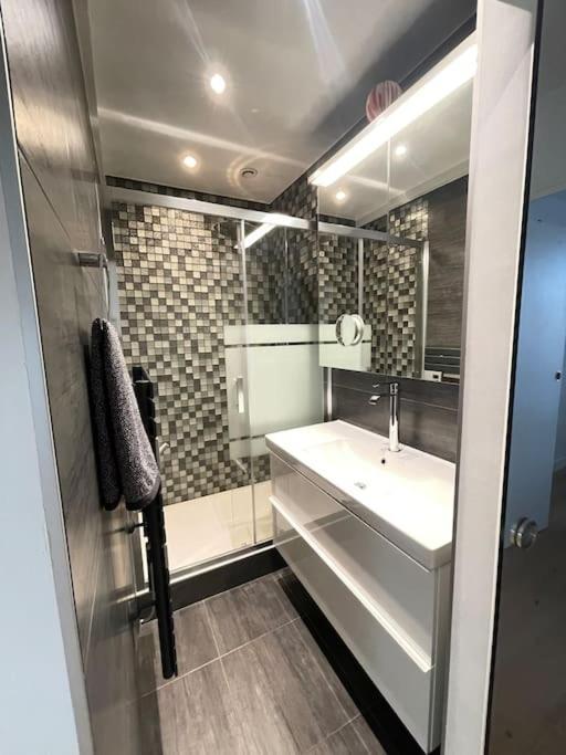 Paris Central 1 Bedroom Apartment With Ac Ngoại thất bức ảnh